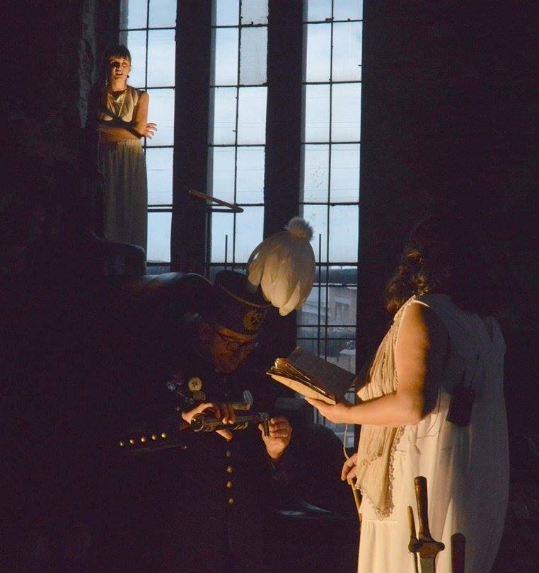 Dwie kobiety stoją na maszynie kopalnianej i dają koncert na cztery głosy w reżyserii Wojciecha Chowańca