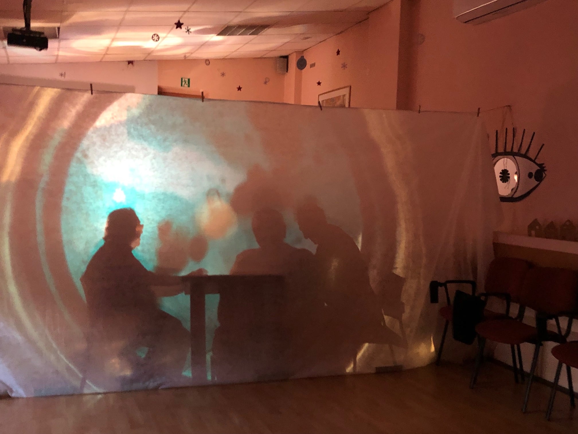 Teatr Cieni z seniorami w reżyserii Wojciecha Chowańca. Na zdjęciu próba filtrów na materiał do teatru cieni.